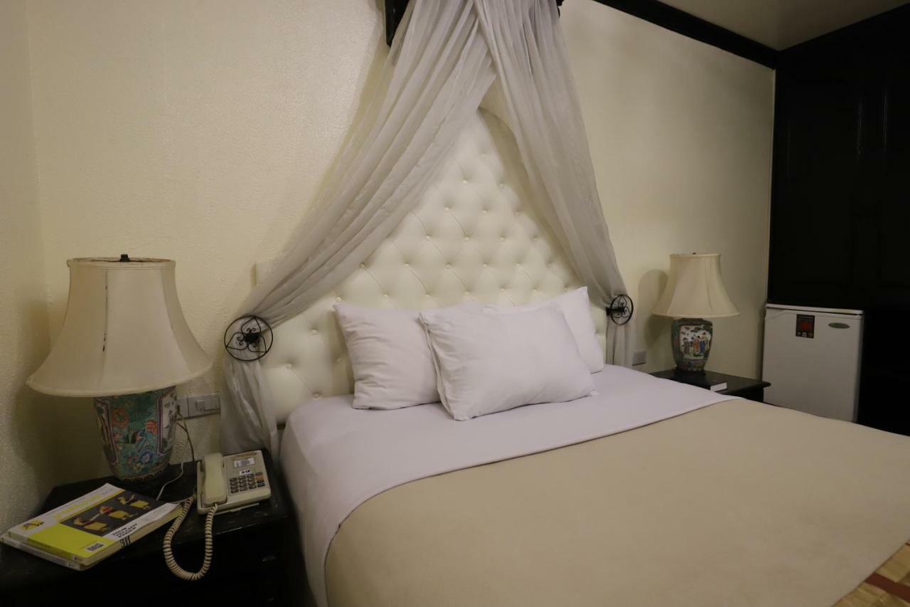 Camelot Hotel Quezon City Exterior photo